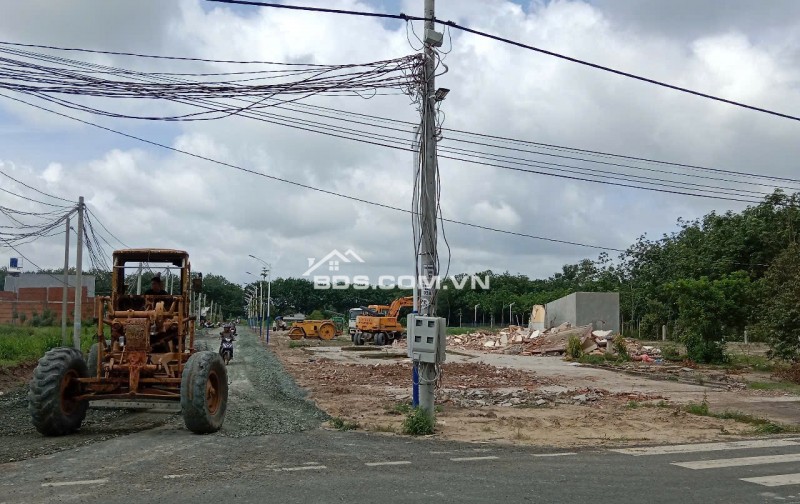 Bán lô góc mặt tiền đường lớn giá chính chủ, sổ sẵn, có thổ cư